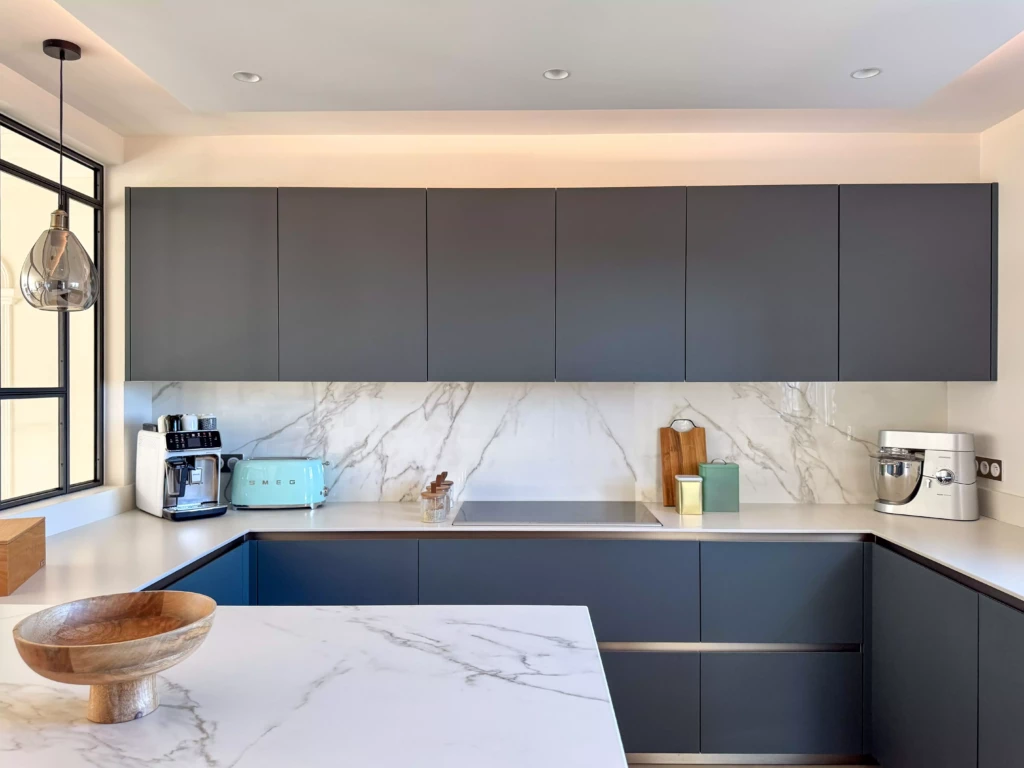 cuisine-moderne-haut-de-gamme-villa-mougins-1717interiors